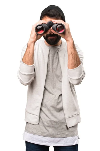 白色背景双筒望远镜的时髦男子 — 图库照片
