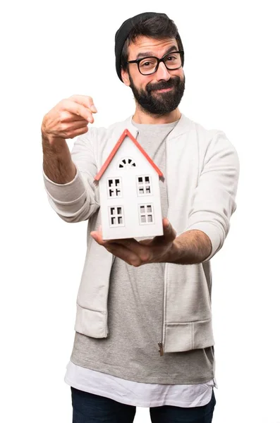 Happy Hipster homme tenant une petite maison sur fond blanc — Photo