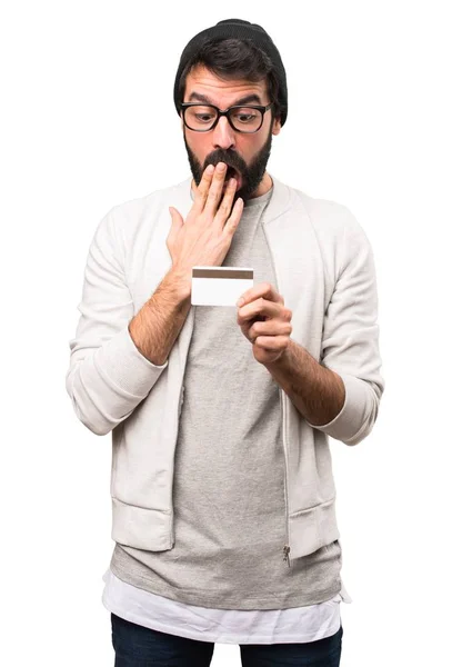 Sorprendido Hipster hombre sosteniendo una tarjeta de crédito sobre fondo blanco —  Fotos de Stock