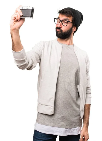 Hipster mężczyzna trzymając aparat na białym tle — Zdjęcie stockowe