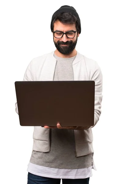 Hipster hombre con portátil sobre fondo blanco —  Fotos de Stock