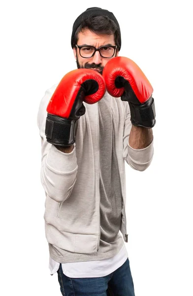 Hipster uomo con guanti da boxe su sfondo bianco — Foto Stock