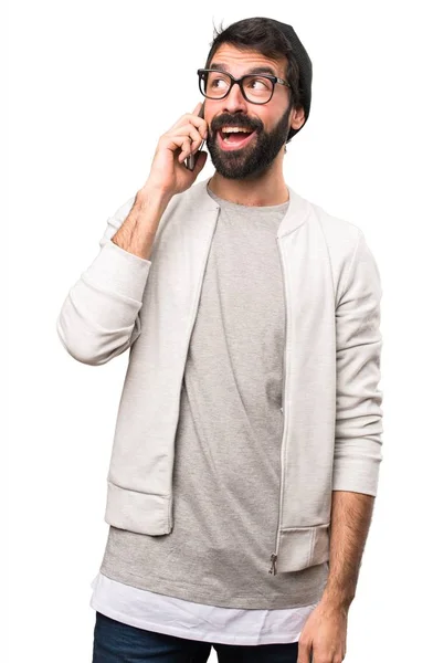 Gelukkig Hipster man praten tot mobiele op witte achtergrond — Stockfoto