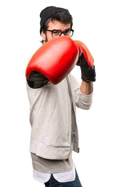 Hipster homme avec des gants de boxe sur fond blanc — Photo