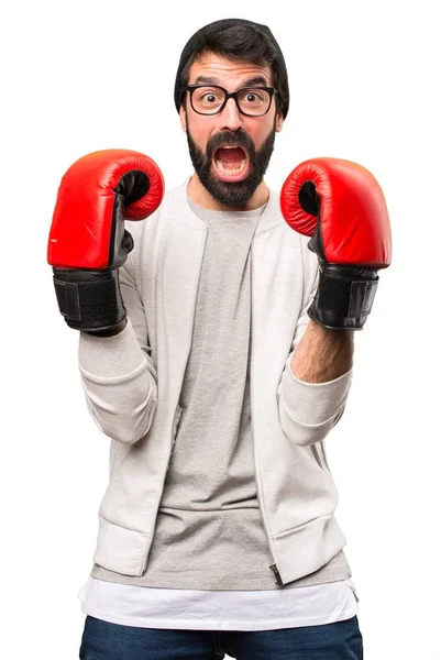 Feliz hombre Hipster con guantes de boxeo sobre fondo blanco —  Fotos de Stock