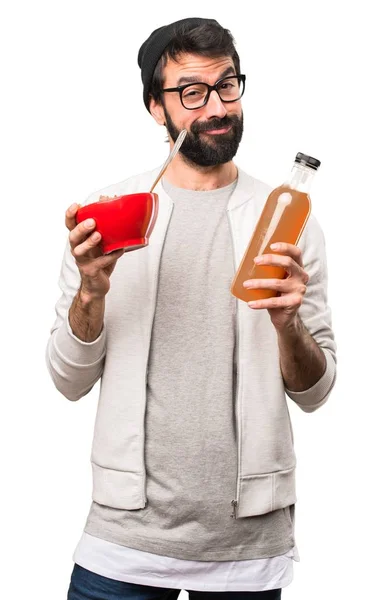 Happy Hipster pria memegang jus jeruk pada latar belakang putih — Stok Foto