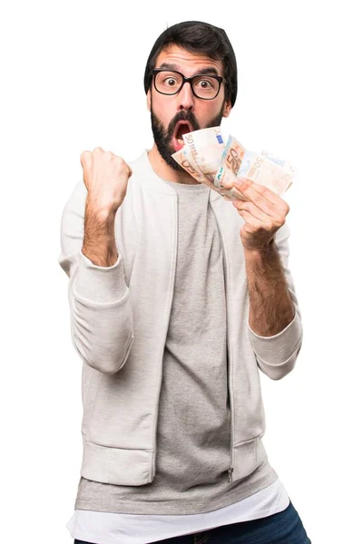 Ευτυχισμένος άνθρωπος Hipster λαμβάνοντας πολλά χρήματα σε λευκό φόντο — Φωτογραφία Αρχείου