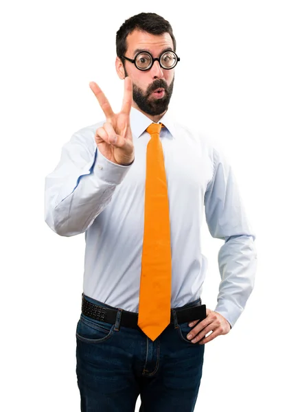Hombre divertido con gafas contando dos — Foto de Stock