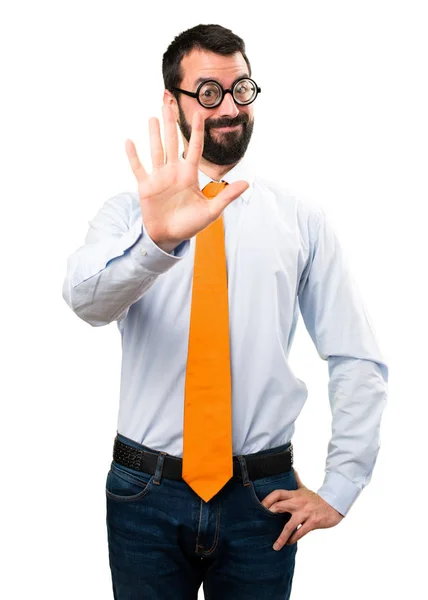 Legrační muž s brýlemi počítání pět — Stock fotografie