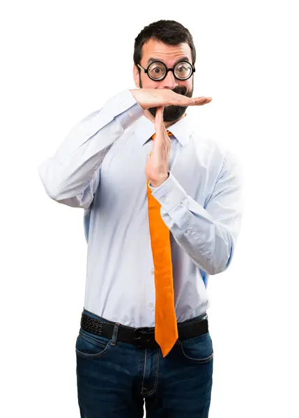 Hombre divertido con gafas haciendo el gesto de tiempo fuera — Foto de Stock