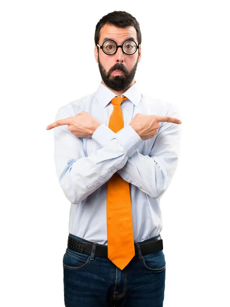 Hombre divertido con gafas apuntando a los laterales teniendo dudas —  Fotos de Stock