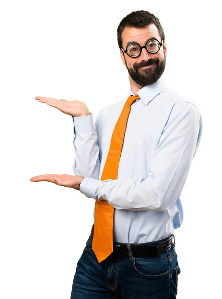 Homme drôle avec des lunettes présentant quelque chose — Photo