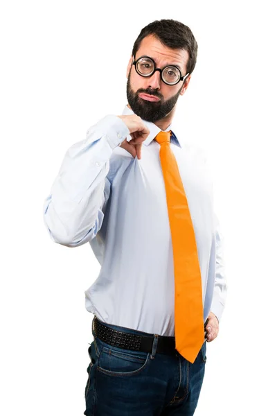 Rolig människa med glasögon stolt över sig själv — Stockfoto
