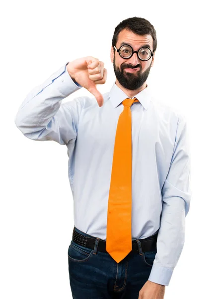 Grappige man met bril slecht signaal maken — Stockfoto