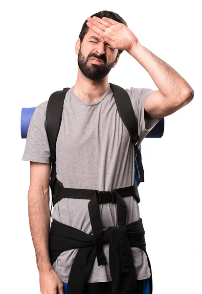 Schöner Backpacker mit Fieber auf weißem Hintergrund — Stockfoto