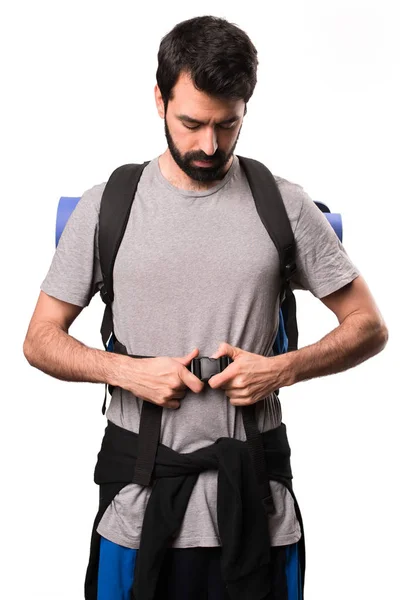 Beyaz arka plan üzerinde yakışıklı backpacker — Stok fotoğraf