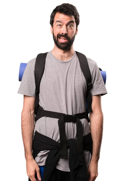 Beyaz arka plan üzerinde yorgun yakışıklı backpacker — Stok fotoğraf