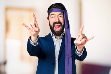 Çılgın ve sarhoş işadamı yapım boynuz jest odaklanmamış bac üzerinde