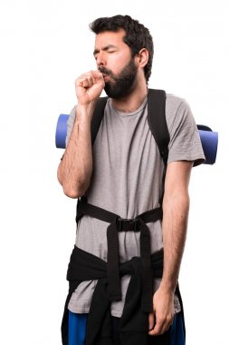 Yakışıklı backpacker çok beyaz zemin üzerine öksürük