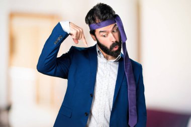 Çılgın ve sarhoş işadamı odaklanmamış adam aşağı dönük