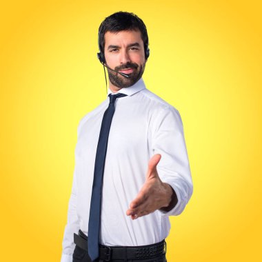 Bir anlaşma yapmadan yakışıklı telemarketer adam