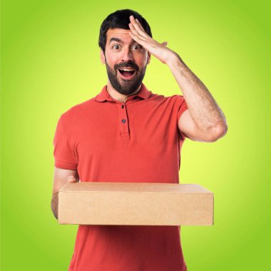 Yakışıklı adam holding kutuları