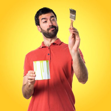 Yakışıklı adam bir boya pot holding