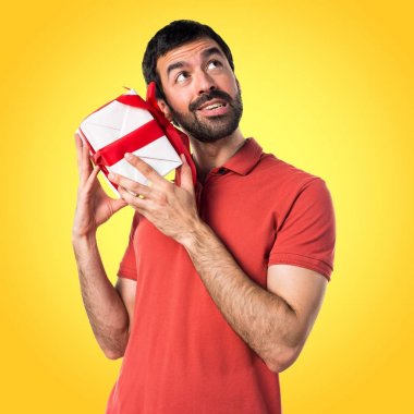 Yakışıklı adam bir hediye holding