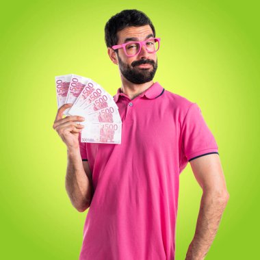 Bir sürü para alarak renkli giysili adam