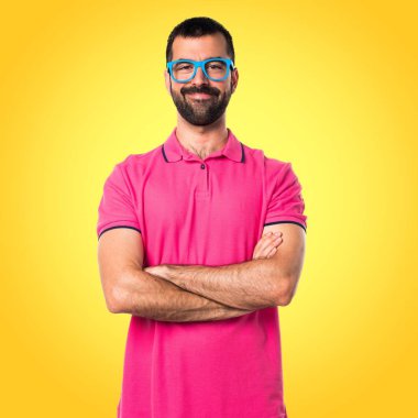 Adam kollarını ile renkli giysiler içinde geçti