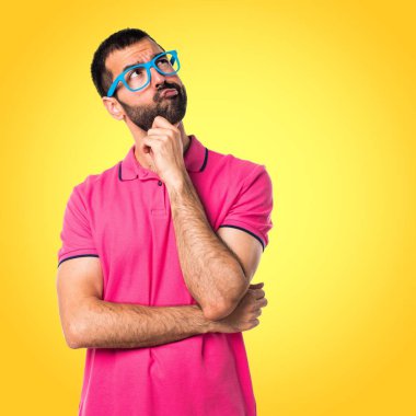 Adam renkli giysileri düşünme ile