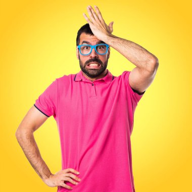 Adam renkli giysileri düşünme ile