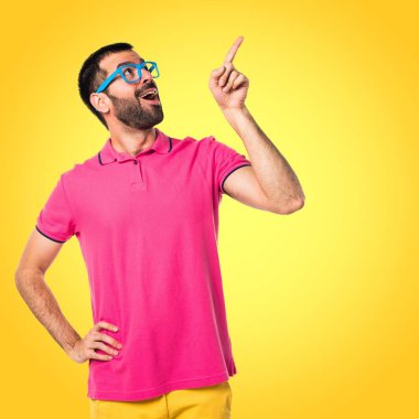 Adam renkli giysileri düşünme ile