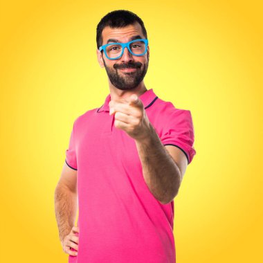 Adam renkli giysileri öne işaret ile