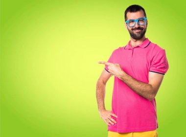 Renkli elbise için lateral işaret eden adamla