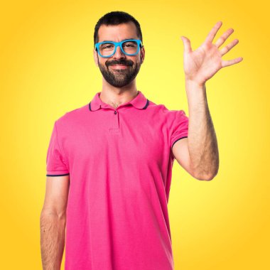 Renkli elbise selamlayan adamla