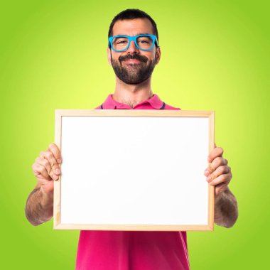 Renkli elbise boş bir afişini tutan adamla