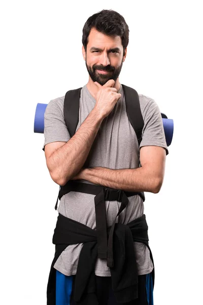 Hübsche Backpacker denken auf weißem Hintergrund — Stockfoto