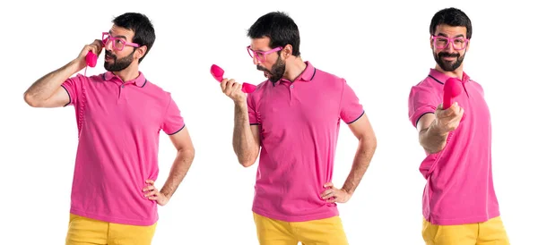 Человек в разноцветной одежде разговаривает с мобильником — стоковое фото