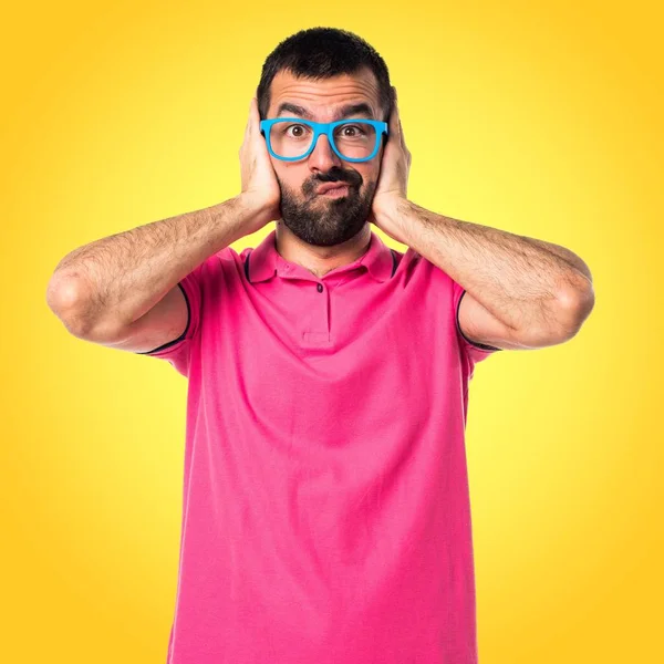 Άνθρωπος με πολύχρωμα ρούχα που καλύπτουν τα αυτιά του — Φωτογραφία Αρχείου