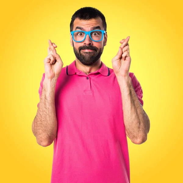 Άνθρωπος με πολύχρωμα ρούχα με τα δάχτυλά του, διασχίζοντας — Φωτογραφία Αρχείου