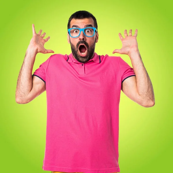 Hombre con ropa colorida haciendo gesto sorpresa — Foto de Stock