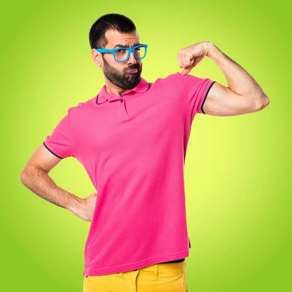 Άνθρωπος με πολύχρωμα ρούχα ισχυρή χειρονομία — Φωτογραφία Αρχείου