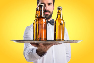 Garson tepsiye bira şişeleri ile 