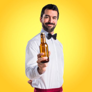 Bir bira tutan garson