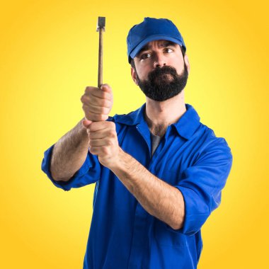 Bir çekiç tutan tesisatçı
