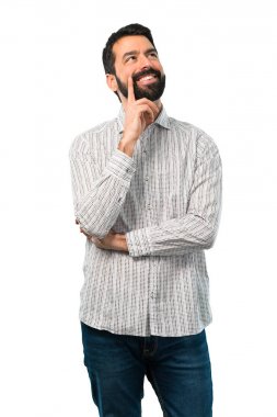 Ayakta ve bir fikir düşünce sakallı yakışıklı adam