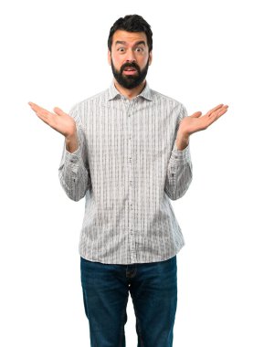 Yakışıklı adam şüpheleri sakallı ve karıştırmayın yüz ifade ile