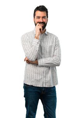 Sakallı yakışıklı adam gülüyor.