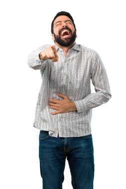 Birisi parmak ile işaret eden sakallı yakışıklı adam ve laug